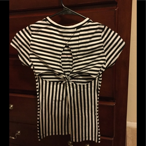 5/$25 for closet items under $15- GUESS T-Shirt - Picture 2 of 4